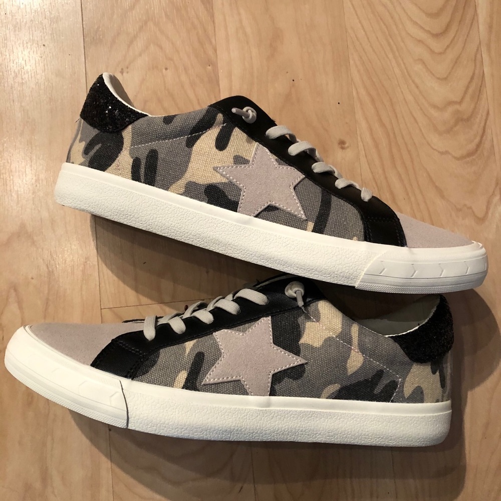 Vintage Havana Camo Star Sneakers 9.5 ⭐️ Worn once. No box